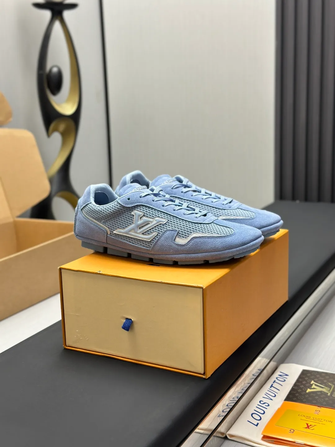 👟👟Ex-factory price 680👟👟 (Top version fully packaged) LV Louis Vuitton L Family Donkey Brand Latest Rally Series Mesh Casual Sports Shoes Doudou Shoes Original purchase, development and production This LV Rally sports shoe is made of suede cow leather and mesh fabric, and a rubber pad outsole is incorporated into the driving shoe configuration, making it a modern choice that is both comfortable and light. The LV letters on the side, the handwritten Louis Vuitton logo on the rear, and the Vuitton logo on the tongue and outsole jointly brand the brand mark. Exquisite packaging at the delivery counter🛍📦 ▪️Fabric: Original customized imported mesh + cowhide ▪️Inner lining: Original customized breathable mesh lining ▪️Outsole: Original molded anti-slip rubber material ▪️Sole thickness: 2CM ▪️Size: Men's 39-45
